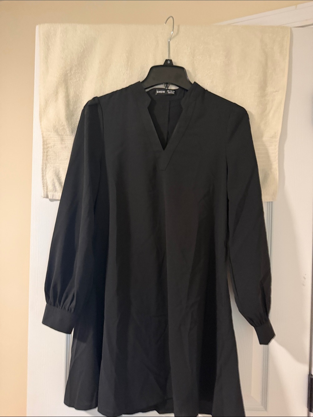 SHEIN Black V-Neck Long Sleeve Shift Dress